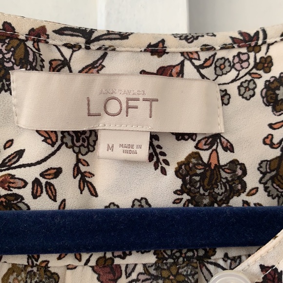 Ann Taylor Loft • floral, button-up blouse • Size M - Picture 3 of 6